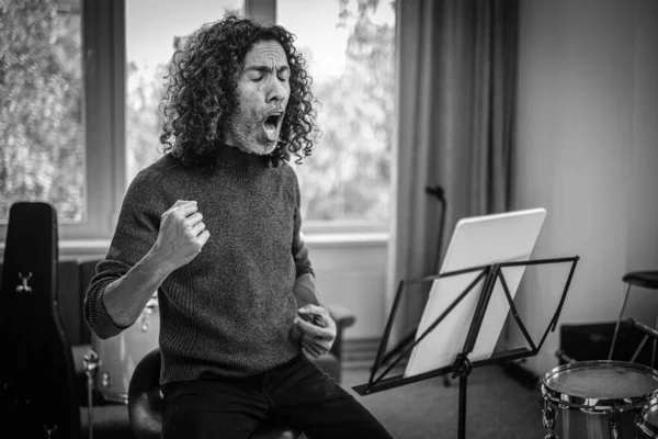 Profesor de Música Proporcionar Lección de Canto en Light Studio . —  Fotos de Stock