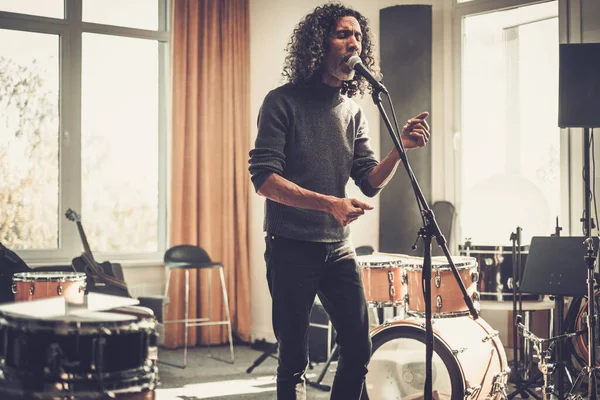 Homem talentoso canta música em microfone com emoções. — Fotografia de Stock