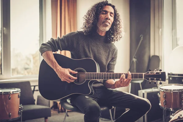 Negro hombre con pelo rizado cantar en su apartamento . —  Fotos de Stock