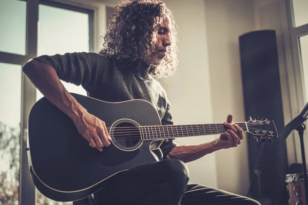 Talentoso Homem Toque na Guitarra Acústica . — Fotografia de Stock