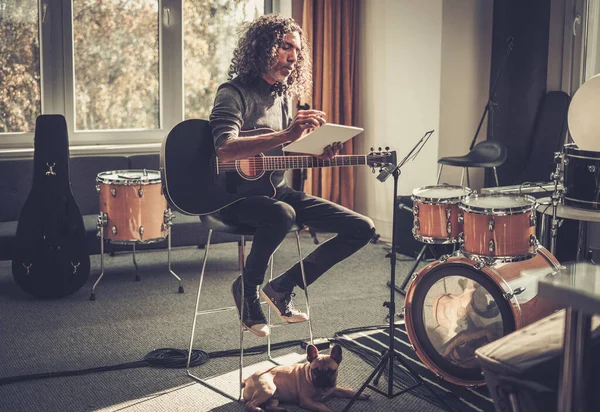 Músico componer canción lírica en la tableta . — Foto de Stock