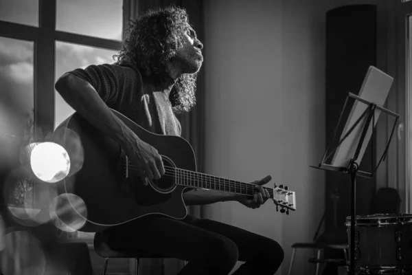 Guitarrista profesional juega en la guitarra elegante . —  Fotos de Stock