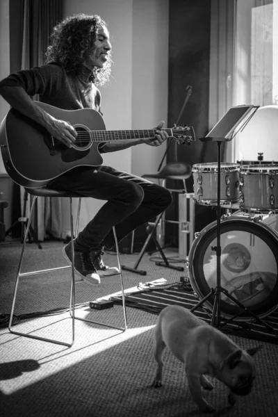 Leende musiker spelar på akustisk gitarr . — Stockfoto