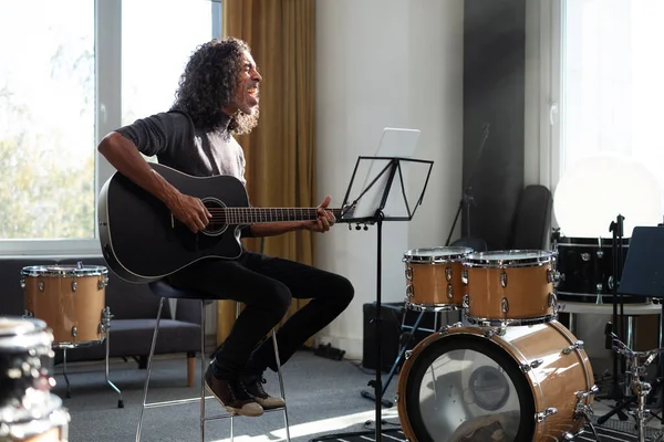 Hombre con el pelo rizado Canta en su apartamento . —  Fotos de Stock