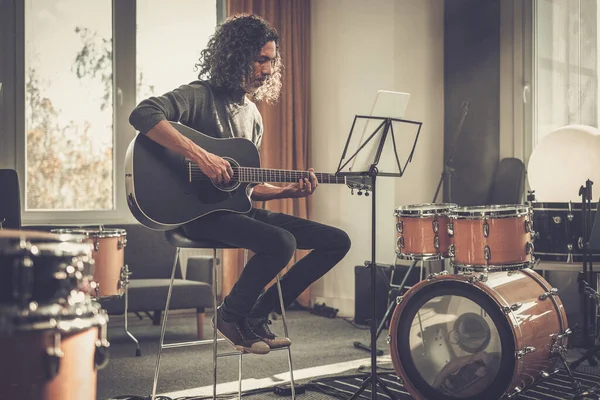 Siyah Adam Sanatçı Oturup Gitarda Melodi Çalıyor . — Stok fotoğraf