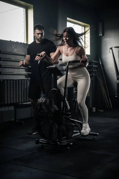 Mujer hacer ejercicio con la ayuda del entrenador . —  Fotos de Stock