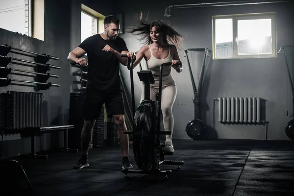 Mujer tiene entrenamiento bajo supervisión de entrenador . — Foto de Stock