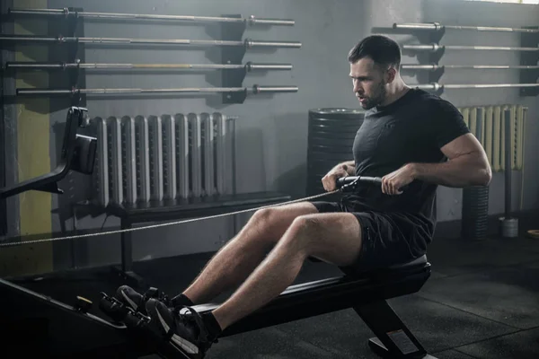 Sportsman Has Arms Workout On Rowing Machine . — Stok Foto