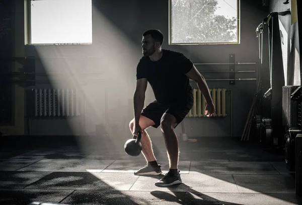 O homem tem exercícios difíceis com peso adicional . — Fotografia de Stock