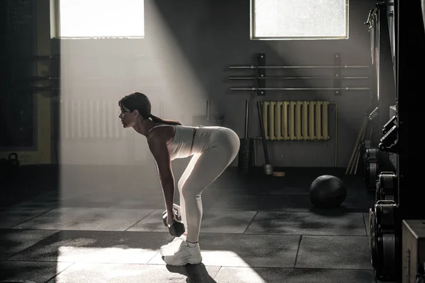 Vrouw met goed lichaam doen squat oefeningen . — Stockfoto