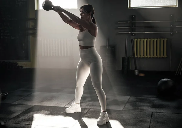 Female Train Arms With Additional Weight . — Stock Photo, Image