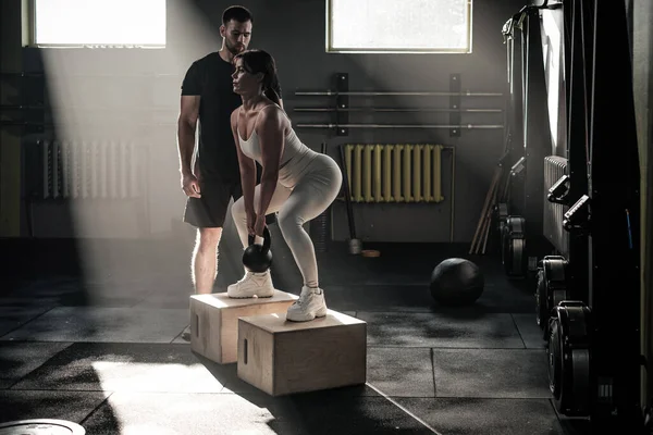 Fitness sérieux Lady Do séance d'entraînement avec formateur . — Photo