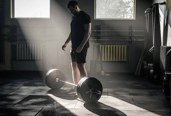 Sportieve man Maak je klaar voor training met de halter . — Stockfoto