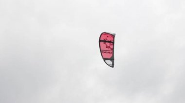 denizde kiting köle. Uçurtma sörfçü dalgaları ve sisli bulutlar. Bir genç adam (wooman) kitesurfing havadan görünümü Adaları.