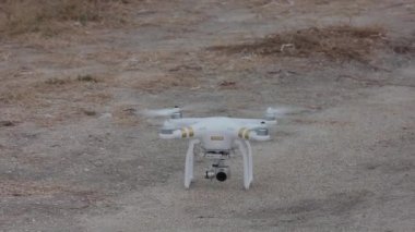 denizde parasailing, bir yükseklikten sörf uçurtma. Yukarıdan güzel deniz manzarası. Uçurtma sörfçü giyim dişli. Bir genç adam kitesurfing havadan görünümü Adaları