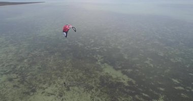 denizde parasailing, bir yükseklikten sörf uçurtma. Yukarıdan güzel deniz manzarası. Uçurtma sörfçü giyim dişli. Bir genç adam kitesurfing havadan görünümü Adaları