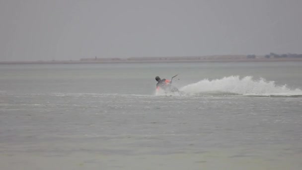 Serf Kiting Dans Mer Kite Surfer Waves Foggy Clouds Vue — Video