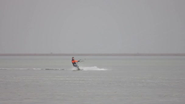 Serf Kiting Mar Kite Surfer Waves Foggy Clouds Vista Aérea — Vídeos de Stock