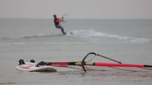 Serf Kiting Mar Kite Surfer Waves Foggy Clouds Vista Aérea — Vídeo de stock