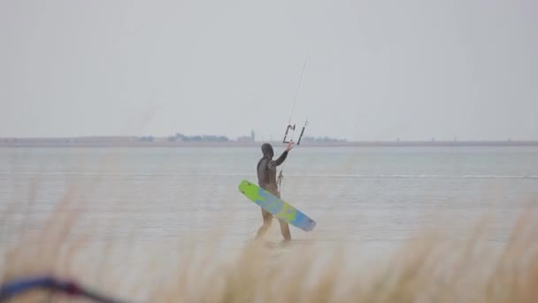 Horige Vliegeren Zee Kite Surfer Golven Mistige Wolken Luchtfoto Van — Stockvideo