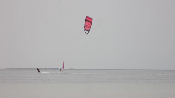 Serf Kiting Mar Kite Surfer Waves Foggy Clouds Vista Aérea — Vídeo de stock