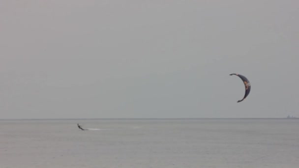 바다에 세일링 높이에서 위에서 경치입니다 카이트 섬에에 Kitesurfing의 — 비디오