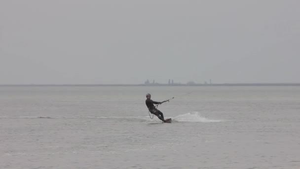 在海上滑翔伞 风筝从高处冲浪 美丽的海景从上面 风筝冲浪者衣服装备 一个年轻人在岛上的风筝冲浪鸟图 — 图库视频影像