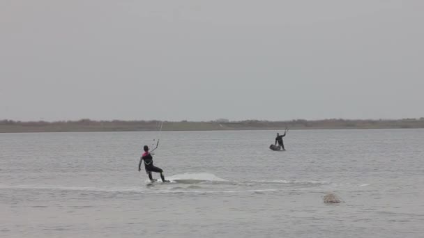 바다에 세일링 높이에서 위에서 경치입니다 카이트 섬에에 Kitesurfing의 — 비디오