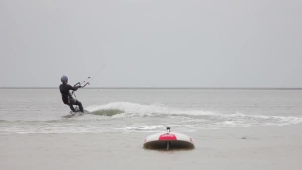 바다에 세일링 높이에서 위에서 경치입니다 카이트 섬에에 Kitesurfing의 — 비디오