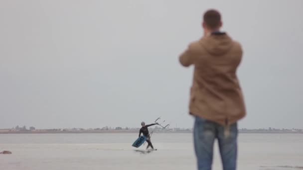 바다에 세일링 높이에서 위에서 경치입니다 카이트 섬에에 Kitesurfing의 사람에서에서 — 비디오