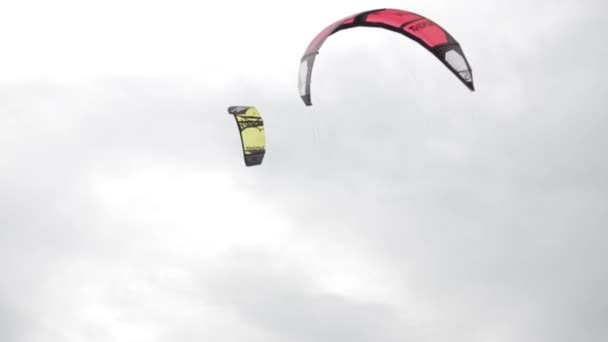 海パラセー リング カイト サーフィンの高さからです 上から美しい海の景色 凧のサーファーの服ギア 若い男カイト サーフィンの島の空撮 — ストック動画