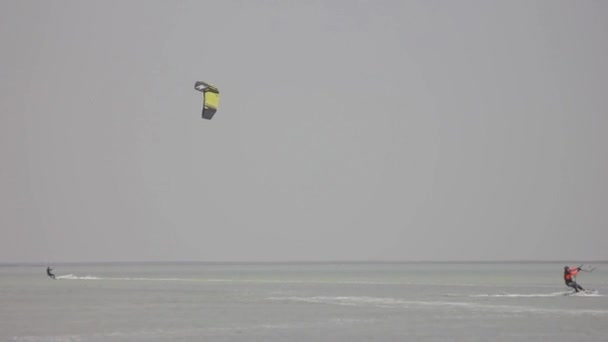 Αλεξίπτωτο Στη Θάλασσα Kite Surfing Από Ύψος Όμορφη Θαλασσογραφία Από — Αρχείο Βίντεο