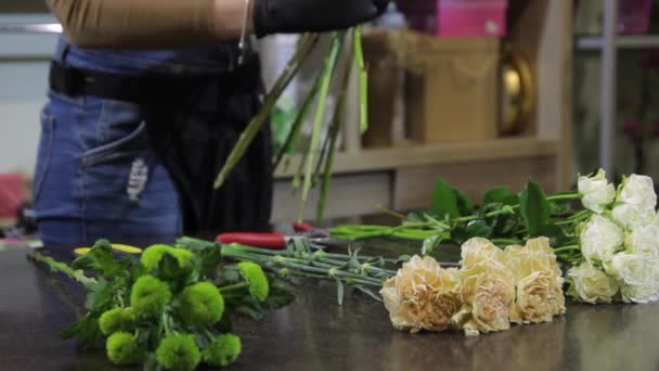 Uma Florista Uma Loja Flores Trabalha Com Flores Buquês Flores — Vídeo de Stock