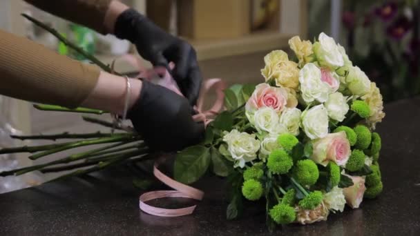 Een Meisje Van Bloemist Een Bloemenwinkel Werkt Met Bloemen Bloemen — Stockvideo