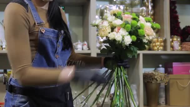 Квіткова Дівчина Квітковому Магазині Працює Квітами Квітковими Букетами — стокове відео