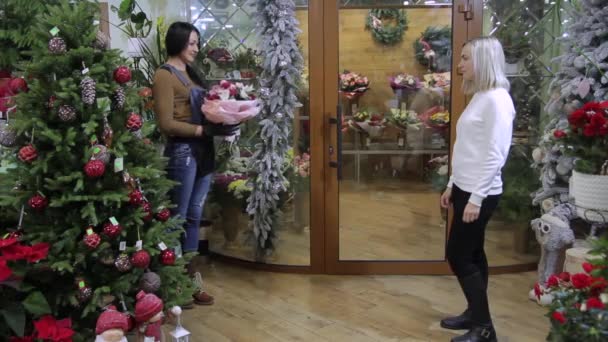 Girl Florist Sends Bouquet Customer — Stock Video