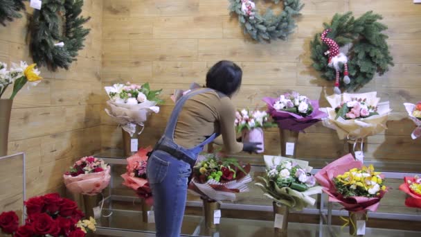 花店里的花商女孩用鲜花和花束工作 — 图库视频影像