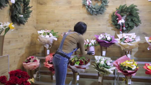 Una Fiorista Negozio Fiori Lavora Con Fiori Mazzi Fiori — Video Stock