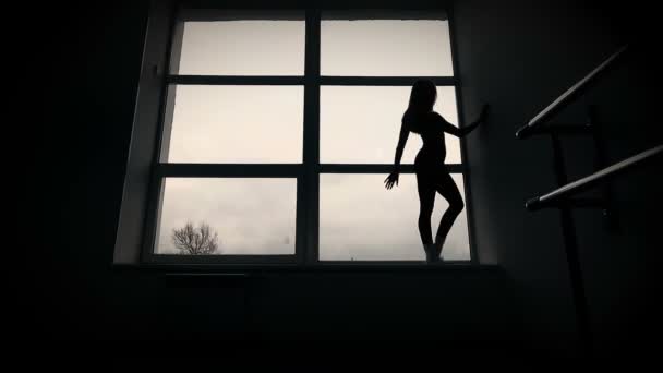 Attraktiv Ung Kvinna Gör Stretching Sitter Den Floorfor Yogan Ljus — Stockvideo