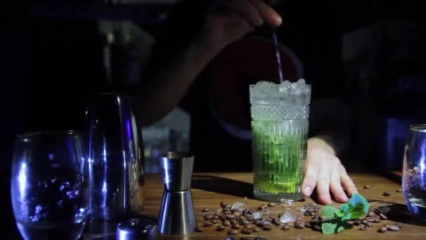 Barmen Bir Taze Soğuk Tatlı Mojito Yaz Barda Kokteyl Yapım — Stok video