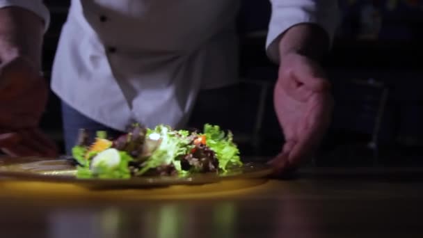 Chef Endireita Decora Prato Antes Servir Aos Clientes — Vídeo de Stock