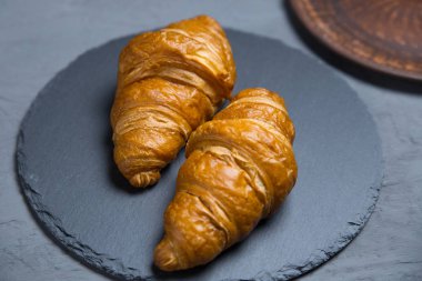 Güzel ve lezzetli taze pişmiş kruvasan