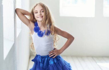 Portre sevimli gülümseme bir stüdyoda poz ile mutlu bir küçük kız modeli.