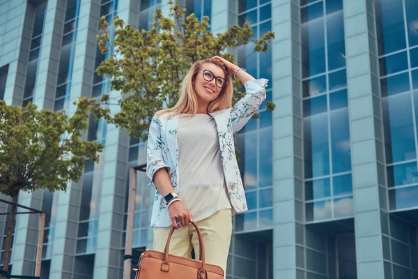 Lächelnde Schöne Modische Frau Stylischer Kleidung Und Brille Mit Handtasche — Stockfoto