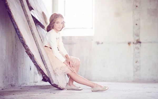 Encantadora modelo de niña posando en un estudio . —  Fotos de Stock