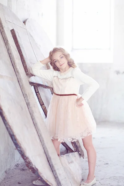 Charmig liten flicka modell poserar i en studio. — Stockfoto