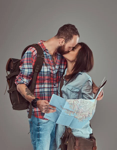 Retrato de estudio de turistas masculinos y femeninos con mochila y mapa, parado en un estudio . — Foto de Stock