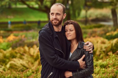 Mutlu modern çift bir parkta. Onların aşk ve doğa zevk.