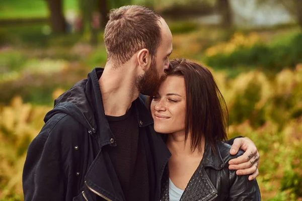 Felice coppia moderna in un parco. Godere del loro amore e della loro natura . — Foto Stock