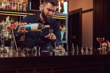 Şık acımasız barmen siyah gömlekli bir kokteyl bar counter arka plan yapar.